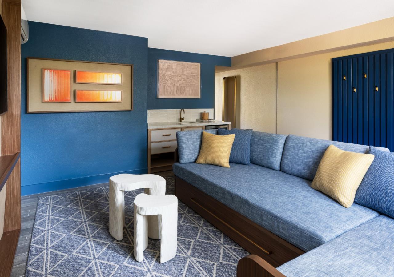 1 Bedroom Suite, 1 King, Oceanview, Sofabed, Balcony