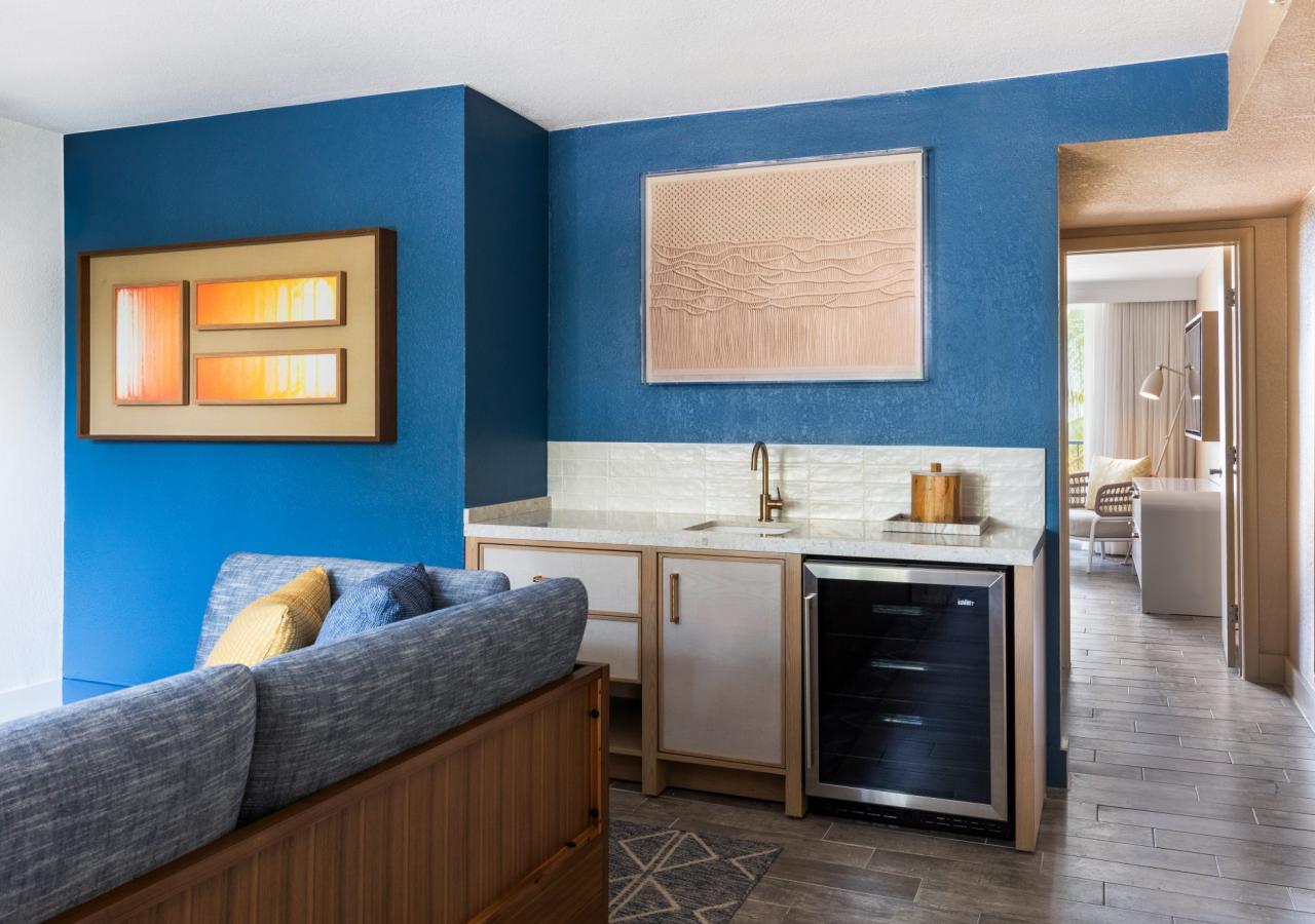 1 Bedroom Suite, 1 King, Oceanview, Sofabed, Balcony