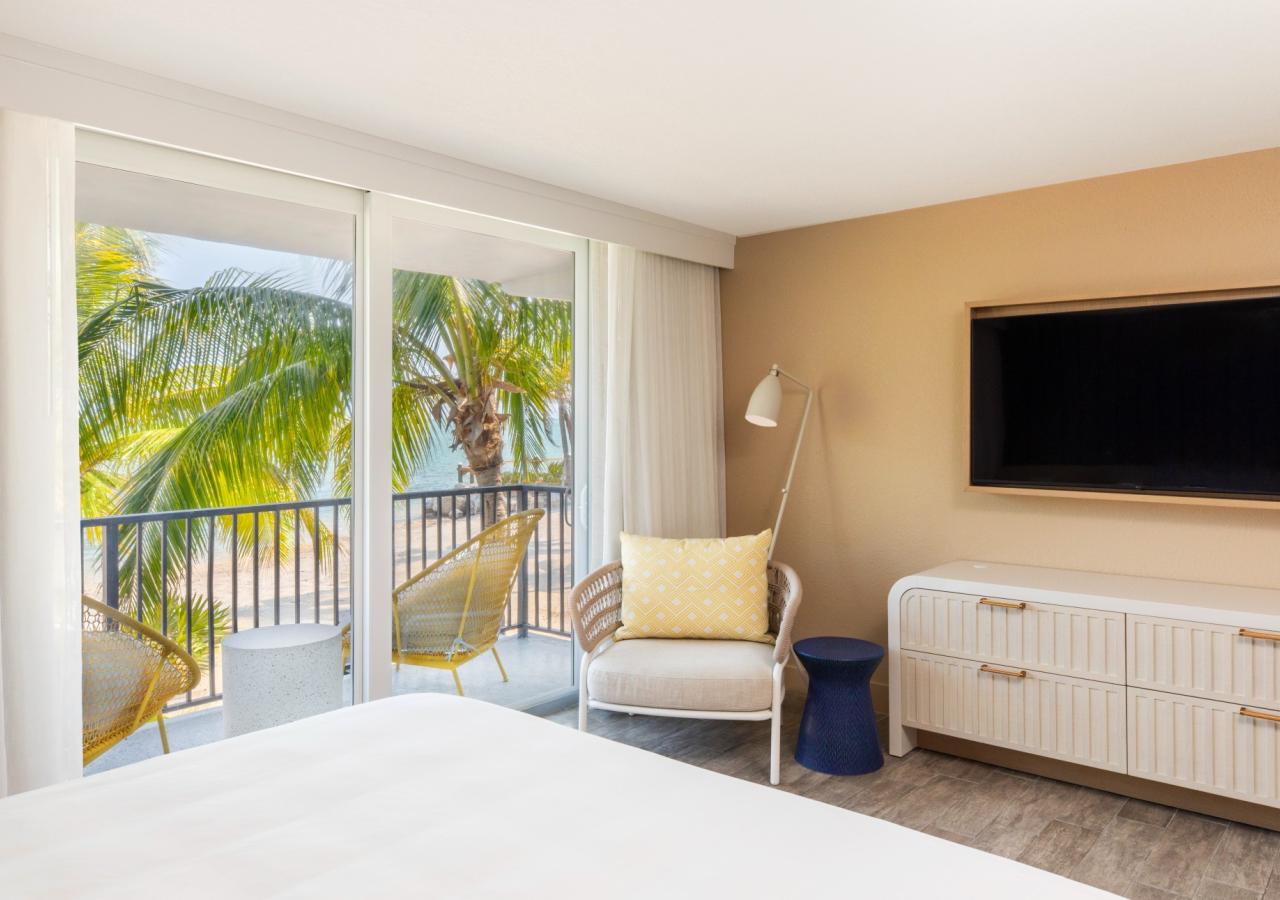 1 Bedroom Suite, 1 King, Oceanview, Sofabed, Balcony