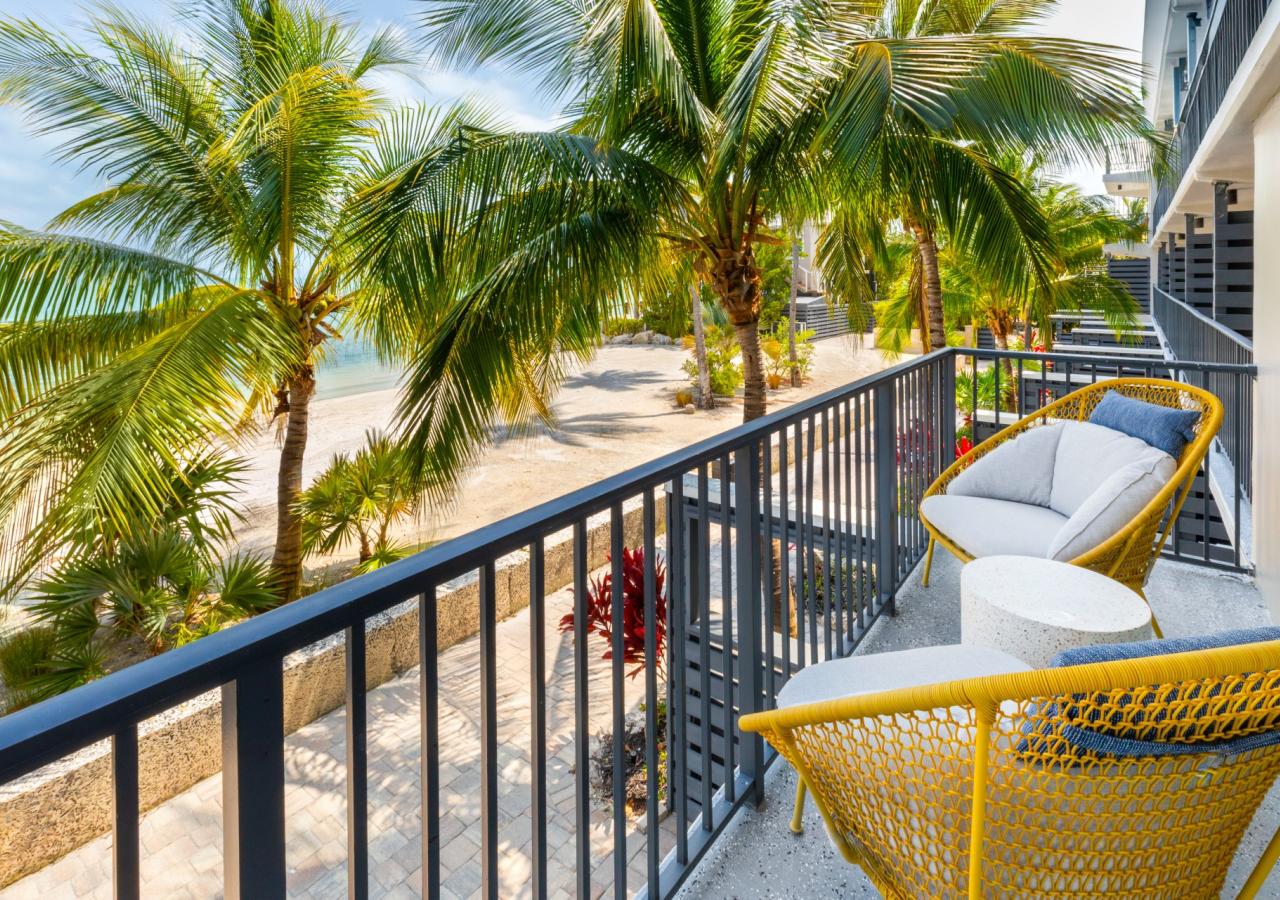 1 Bedroom Suite, 1 King, Oceanview, Sofabed, Balcony