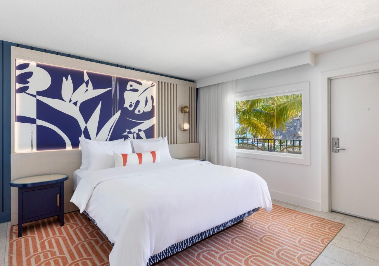 View Guest Room, 1 King, Balcony