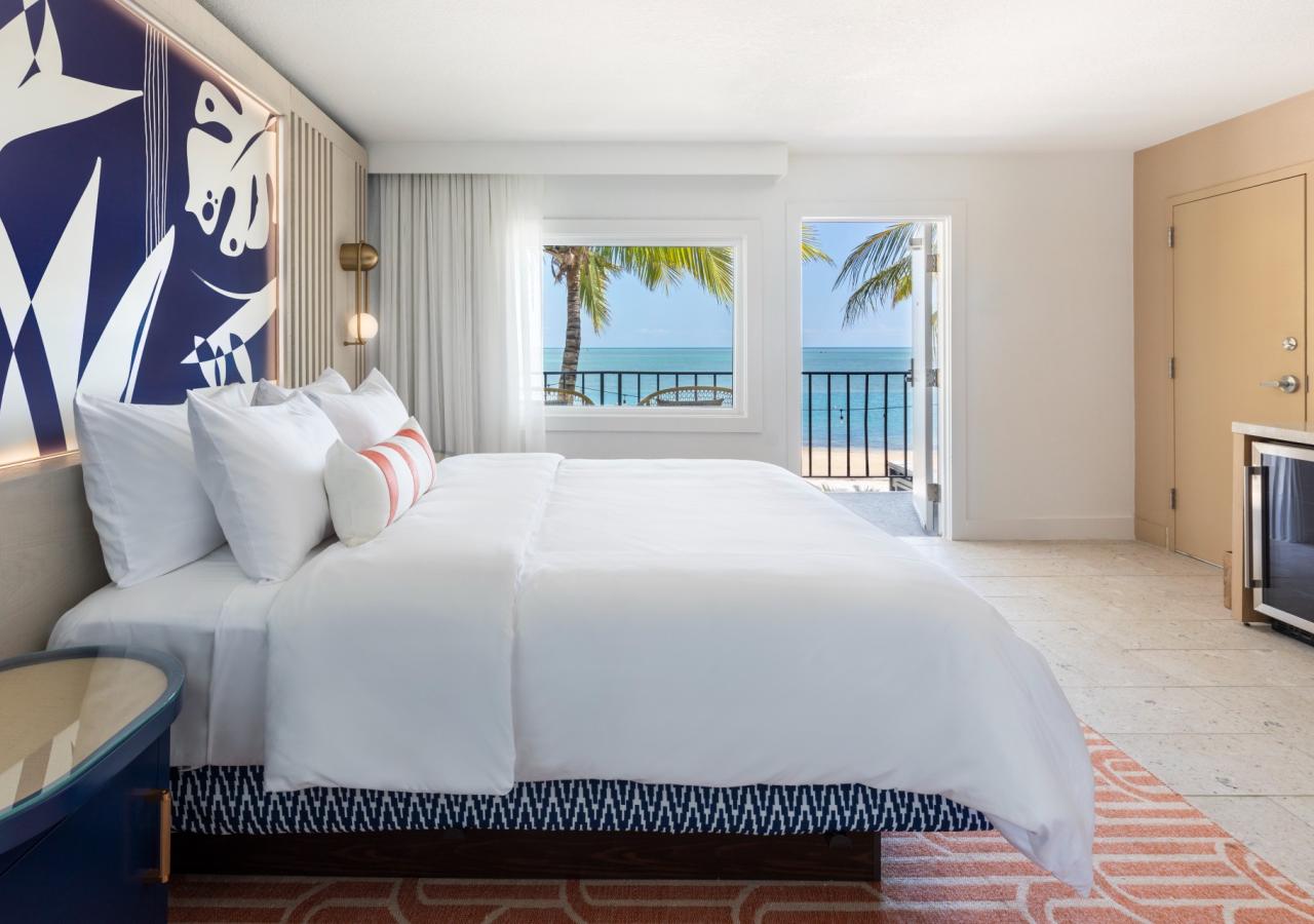 View Guest Room, 1 King, Balcony