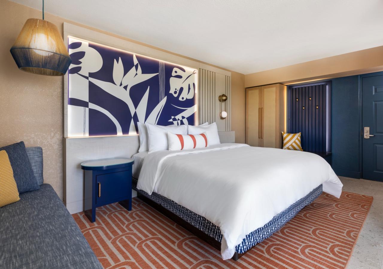 Guest Room, 1 King, Cove Balcony