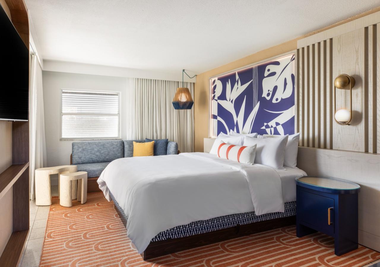 Guest Room, 1 King, Cove Balcony