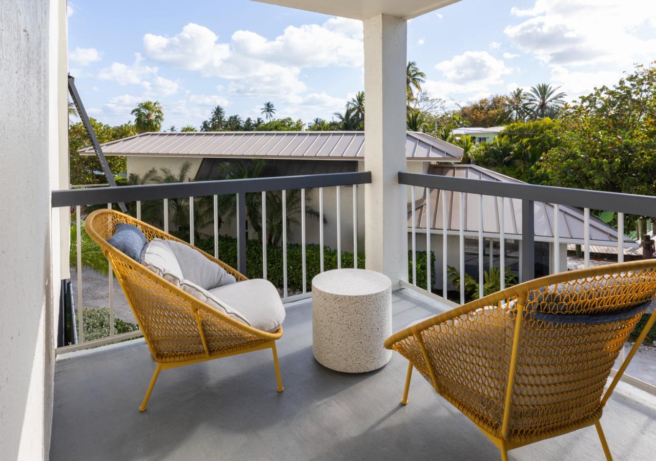 Guest Room, 1 King, Cove Balcony