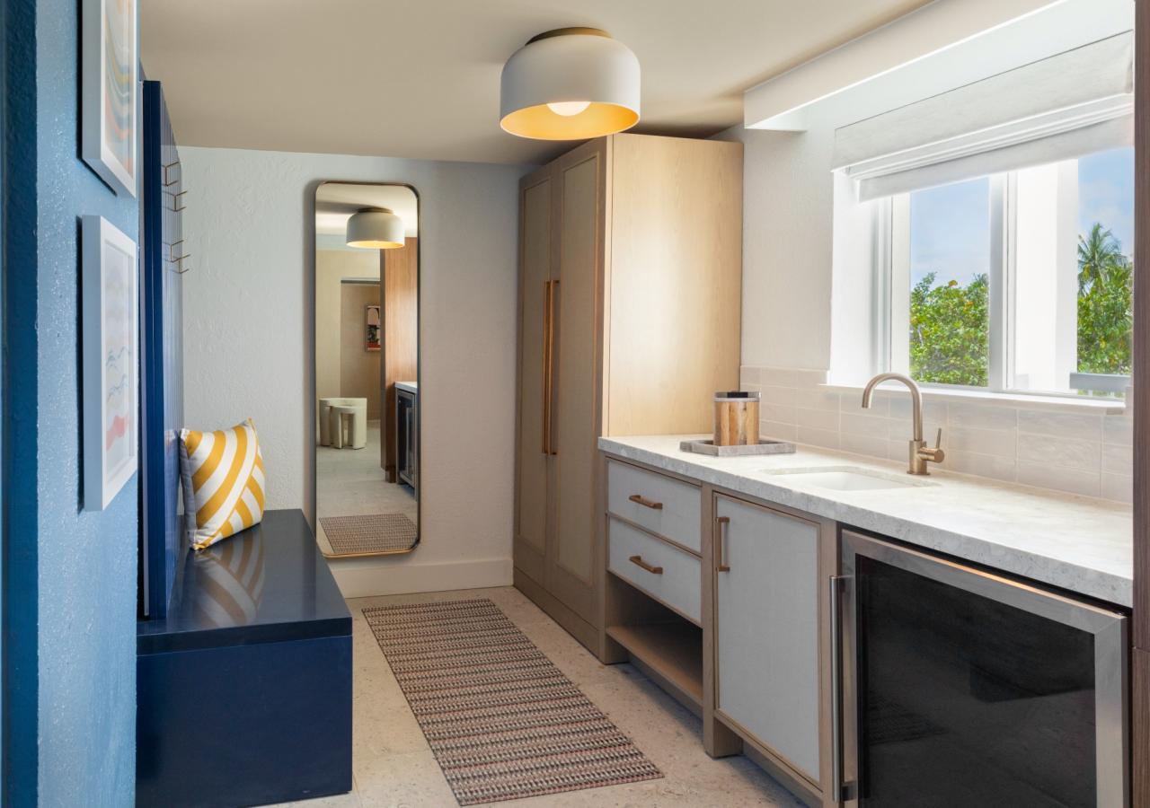 Junior Suite, 1 King, Cove, Balcony