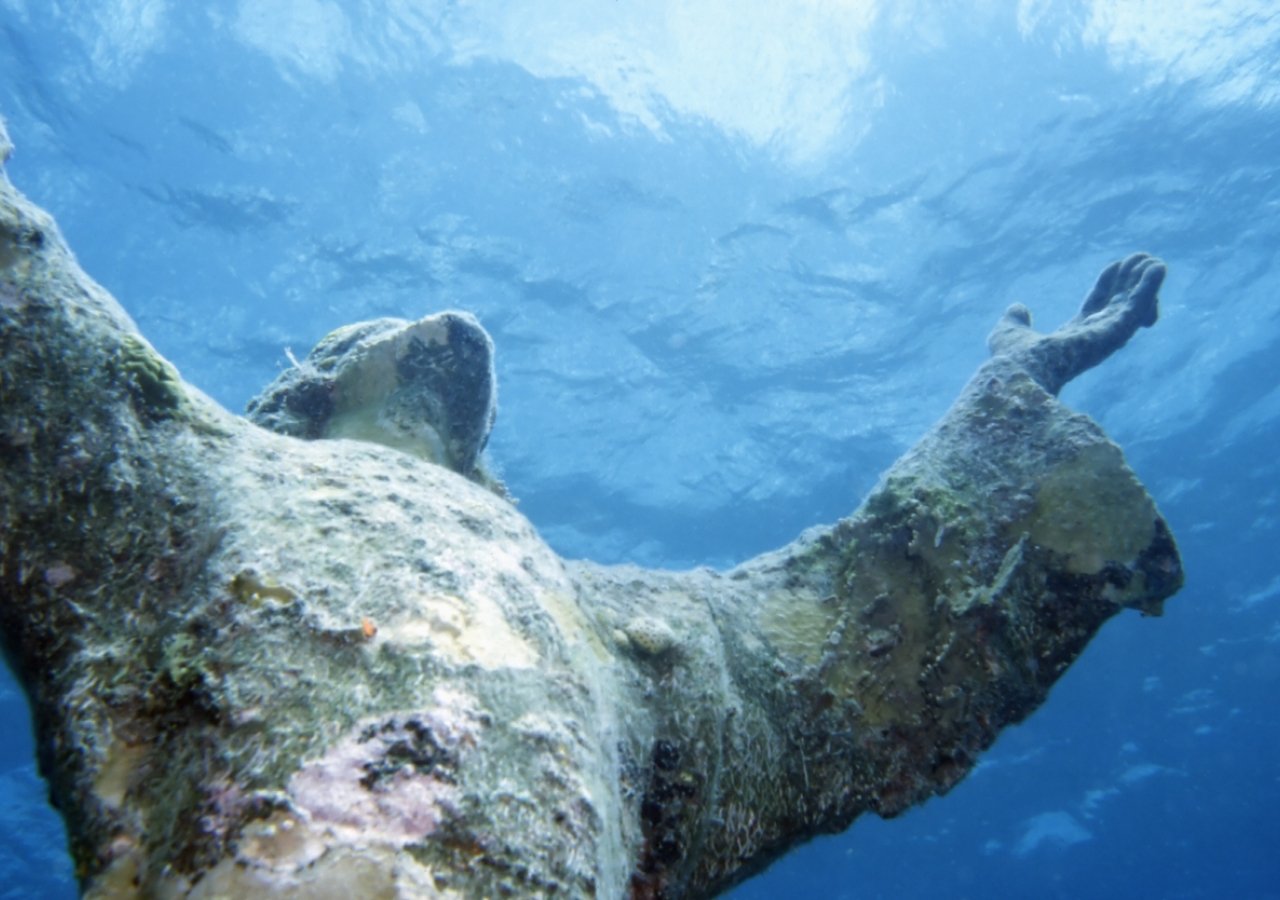 statue under water