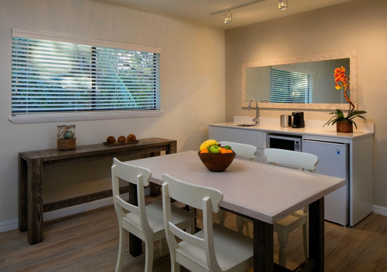 dining area with wet bar