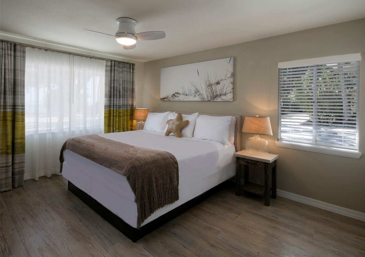 bedroom with queen bed and starfish pillow