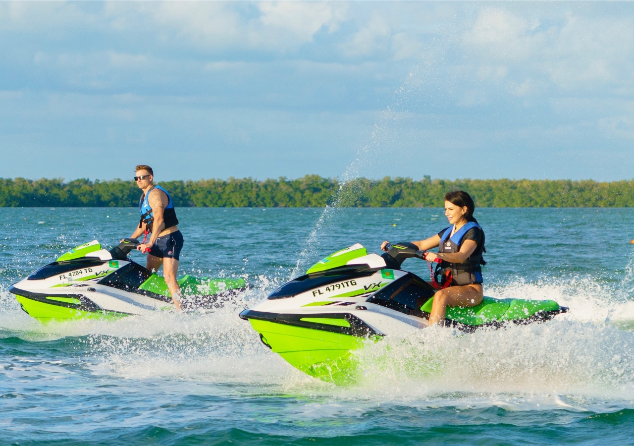 couple jetskiing