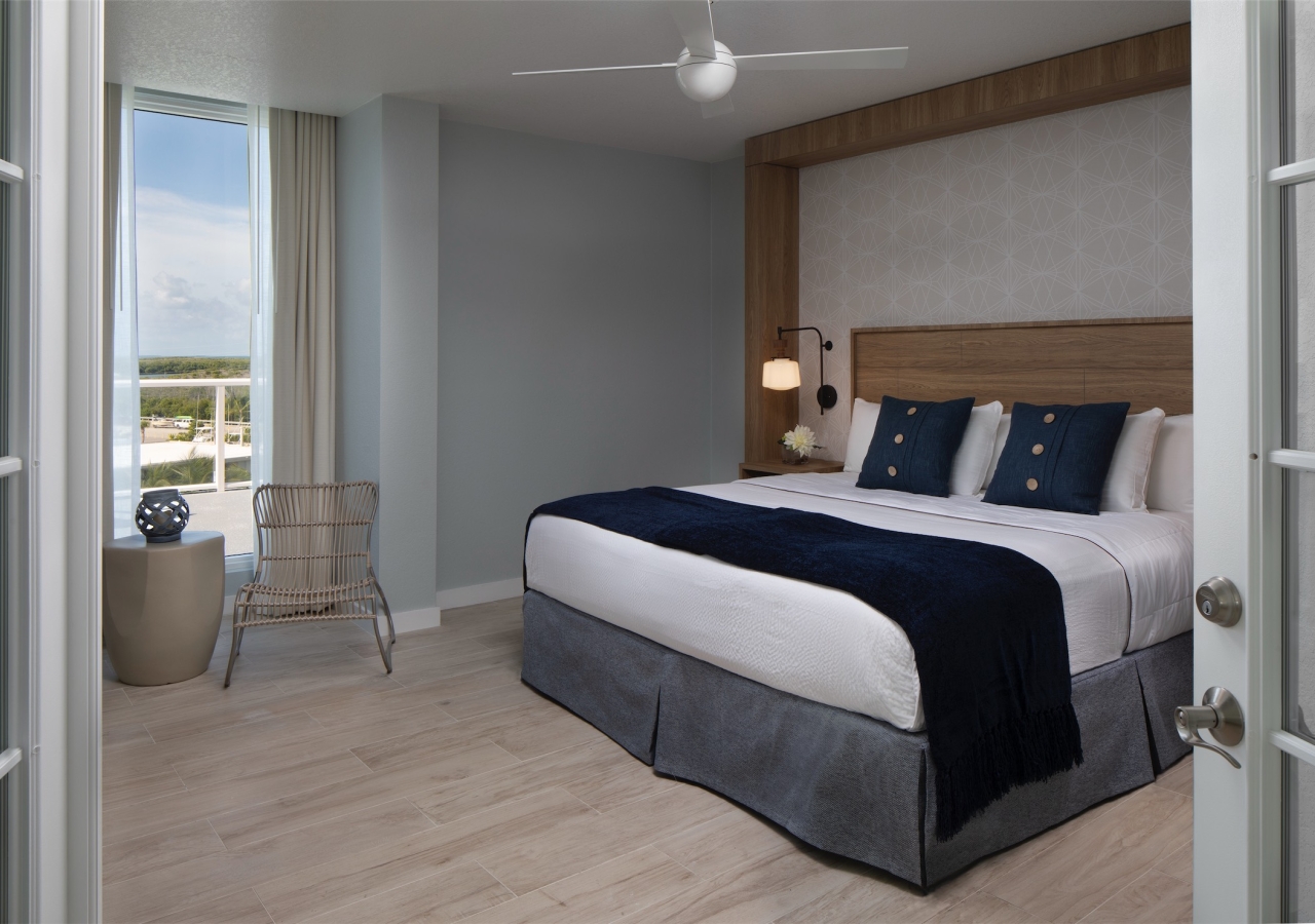 bedroom with small sitting area
