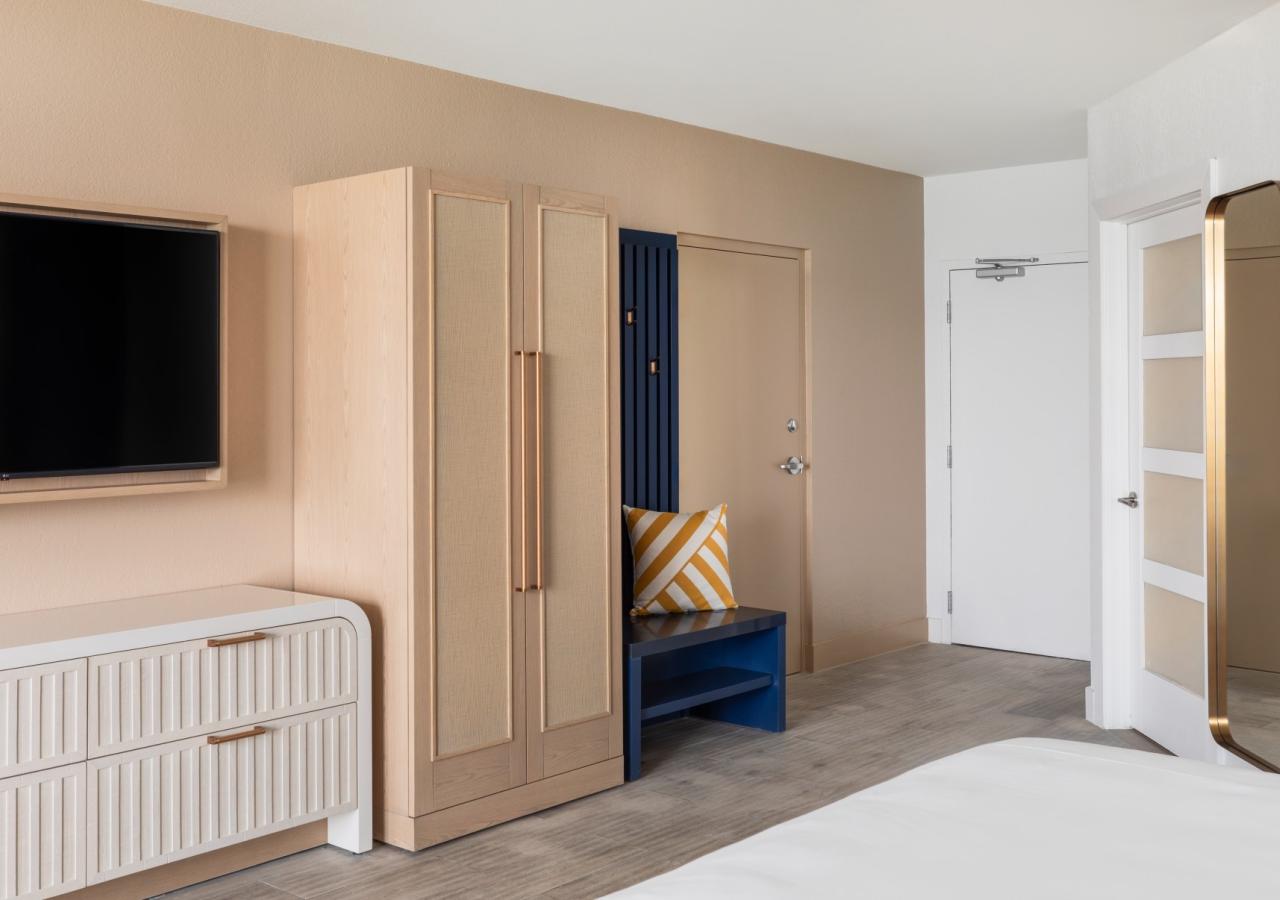 Three Waters Suite, 1 King, Sofabed, Balcony