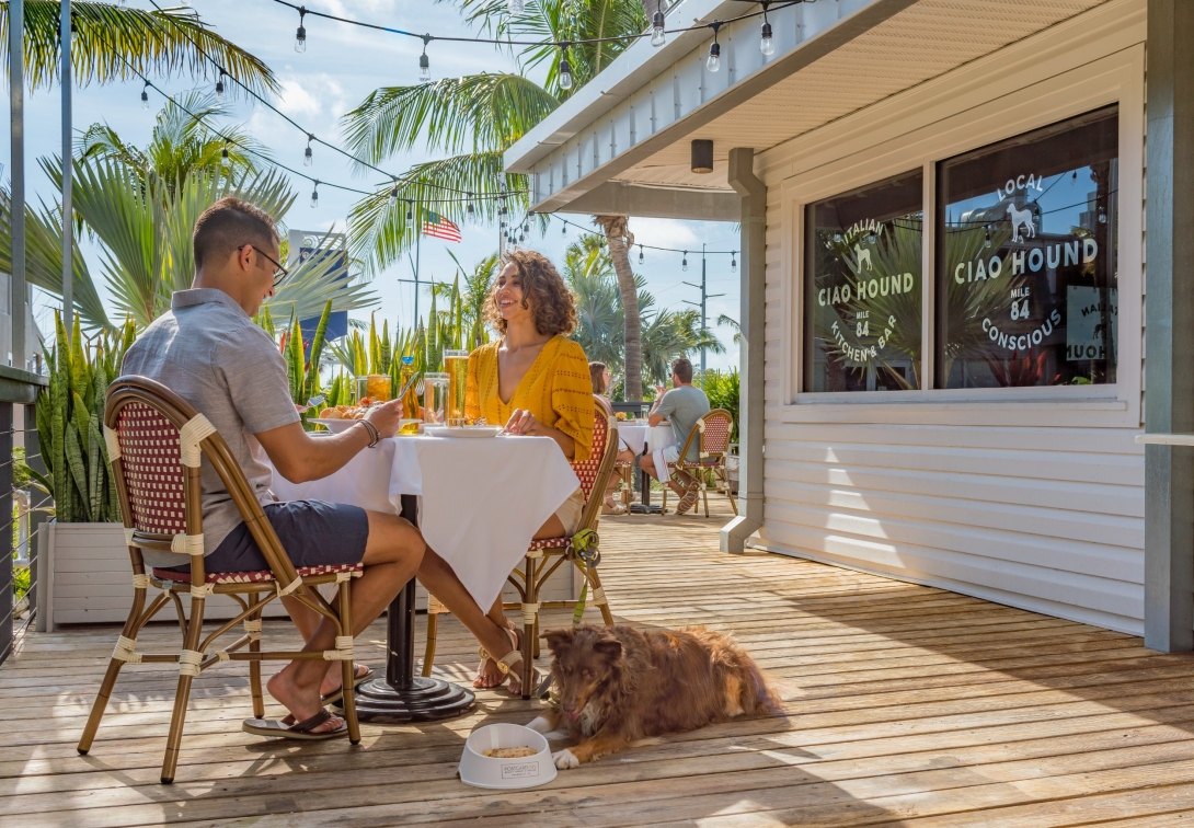 couple dining on the patio at ciao hound